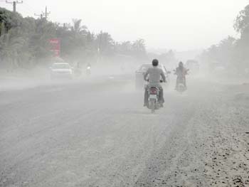 Dust Pollution on National Road 33 in Cambodia by Asienreisender